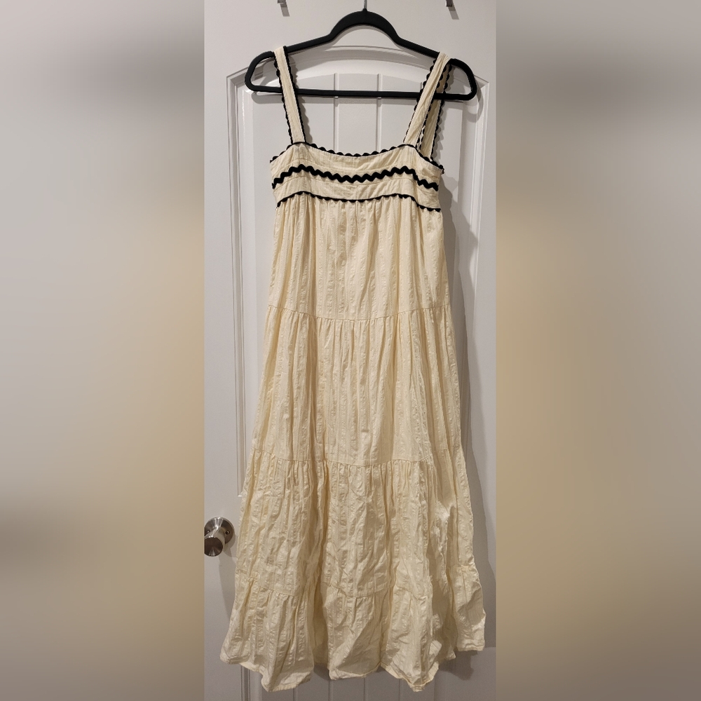 Elegant Cream Sleeveless Dress - Picture 2 of 3